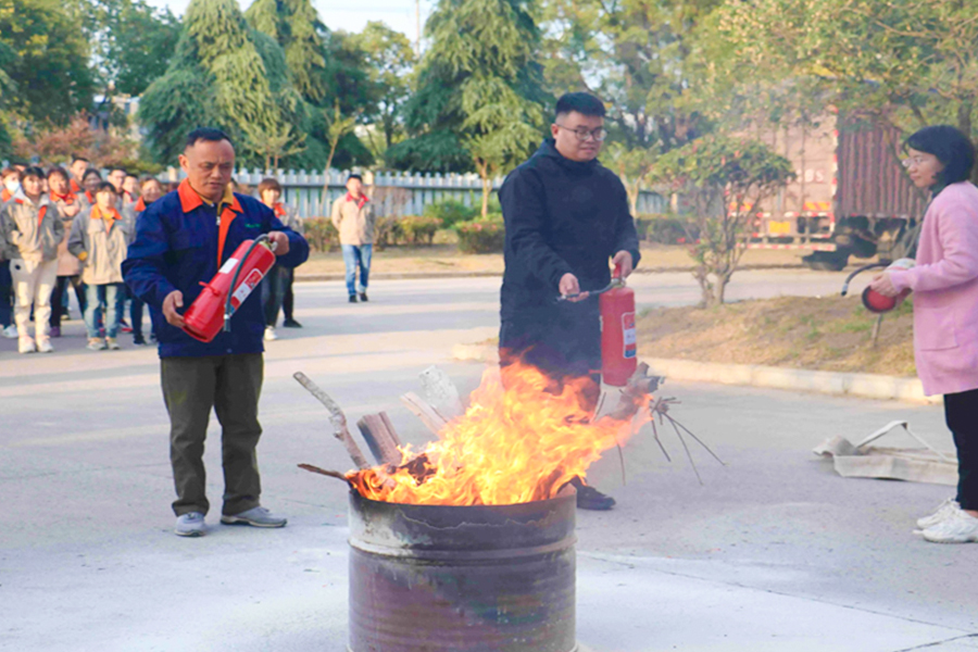 A cég tűzvédelmi gyakorlatokat végez